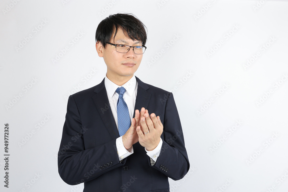 笑顔で拍手する男性ビジネスマン 笑顔で拍手する男性ビジネスマン