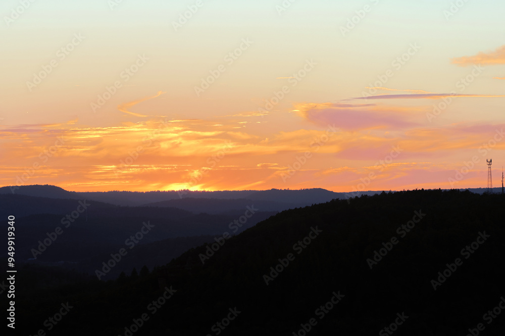 Obraz premium Sonnenuntergang im Sommer im Pfälzerwald. Aussicht von der Burgruine Drachenfels bei Busenberg in der Verbandsgemeinde Dahner Felsenland in Rheinland-Pfalz.