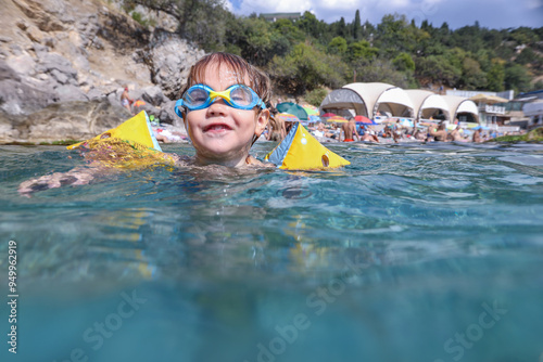 Obraz na płótnie Underwater Baby swimming w salonie