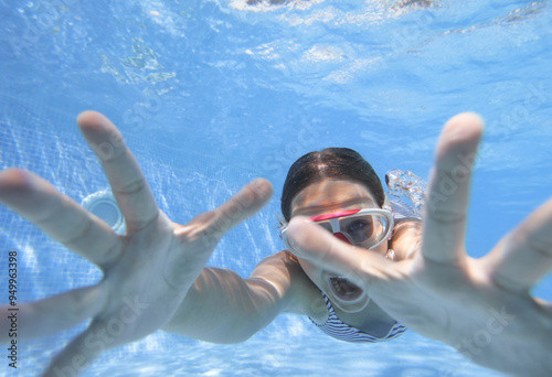Obraz na płótnie teen girl in swimming pool w salonie