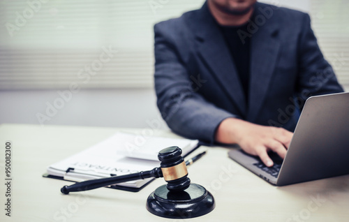 Foto Two lawyers consult in a modern office, presenting compelling arguments and demonstrating their expertise, trying to win a case with their legal acumen and persuasive skills