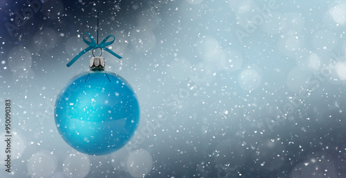 Gläserne Weihnachtskugel vor unscharfem Hintergrund