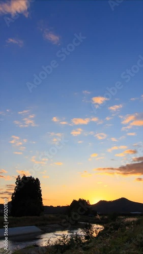 沈む太陽　夕日　タイムラプス　縦