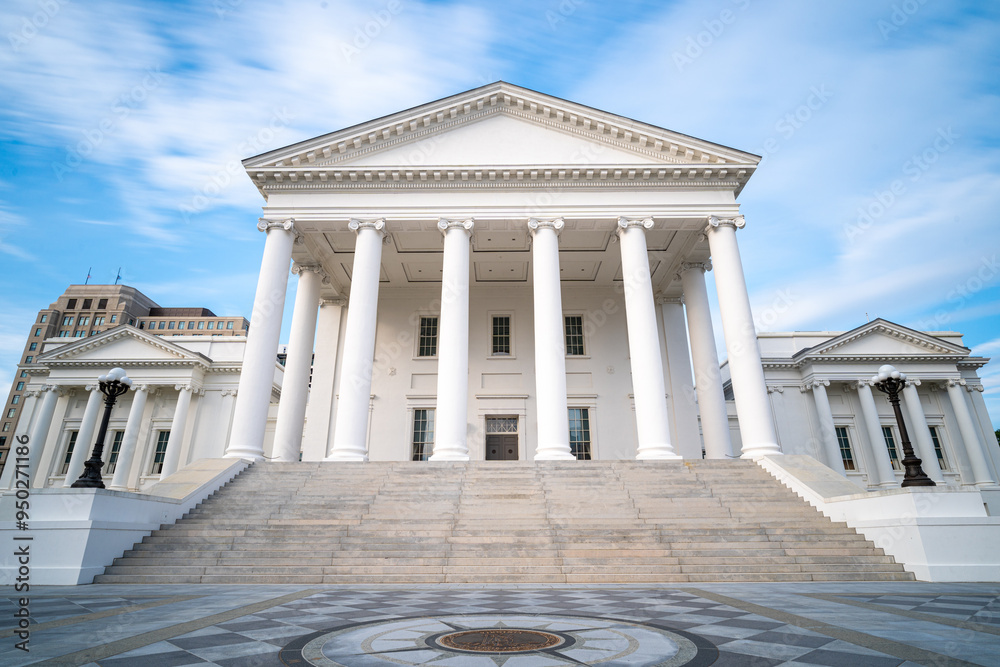 Obraz premium Virginia State Capitol Building in Richmond Virginia. Daytime Long Exposure.