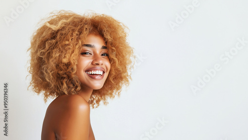 Charmante Afroamerikanerin mit natürlichen Locken lächelt herzlich in die Kamera. Warme Ausstrahlung, sympathischer Blick. Porträt strahlt Freundlichkeit und Authentizität aus photo