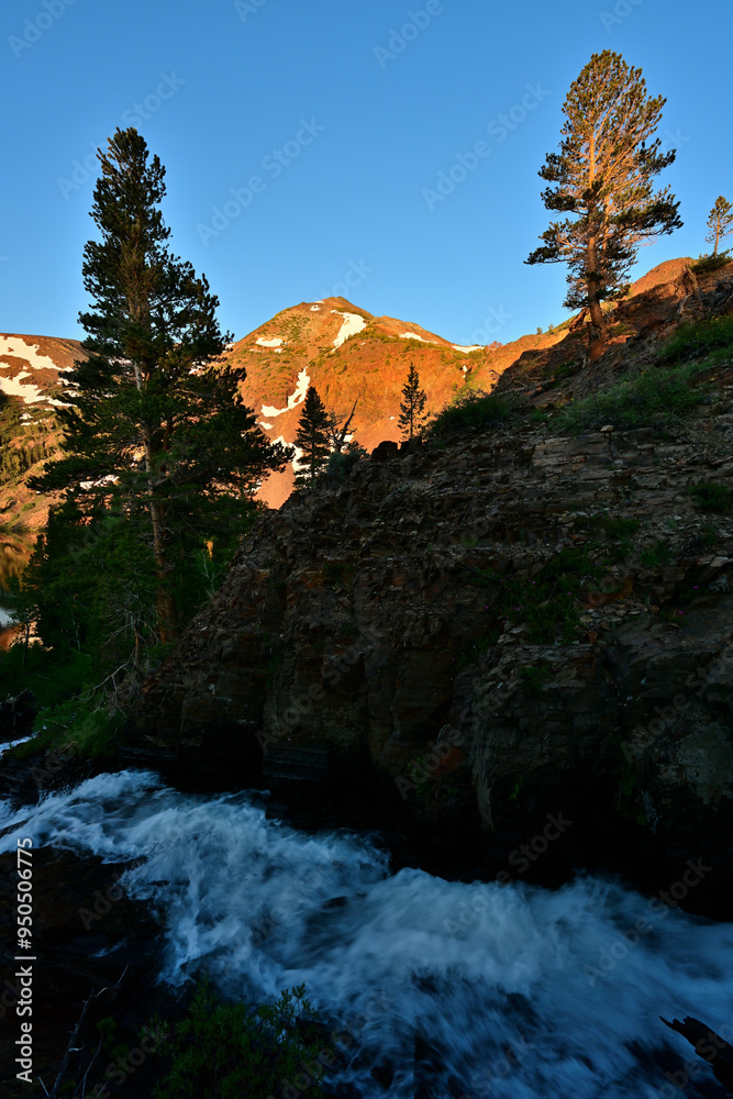 Φωτογραφία Virginia Creek flowing toward the alpenglow in the Hoover Wilderness of California