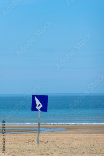 panneau de zone de planche à voile sur une plage