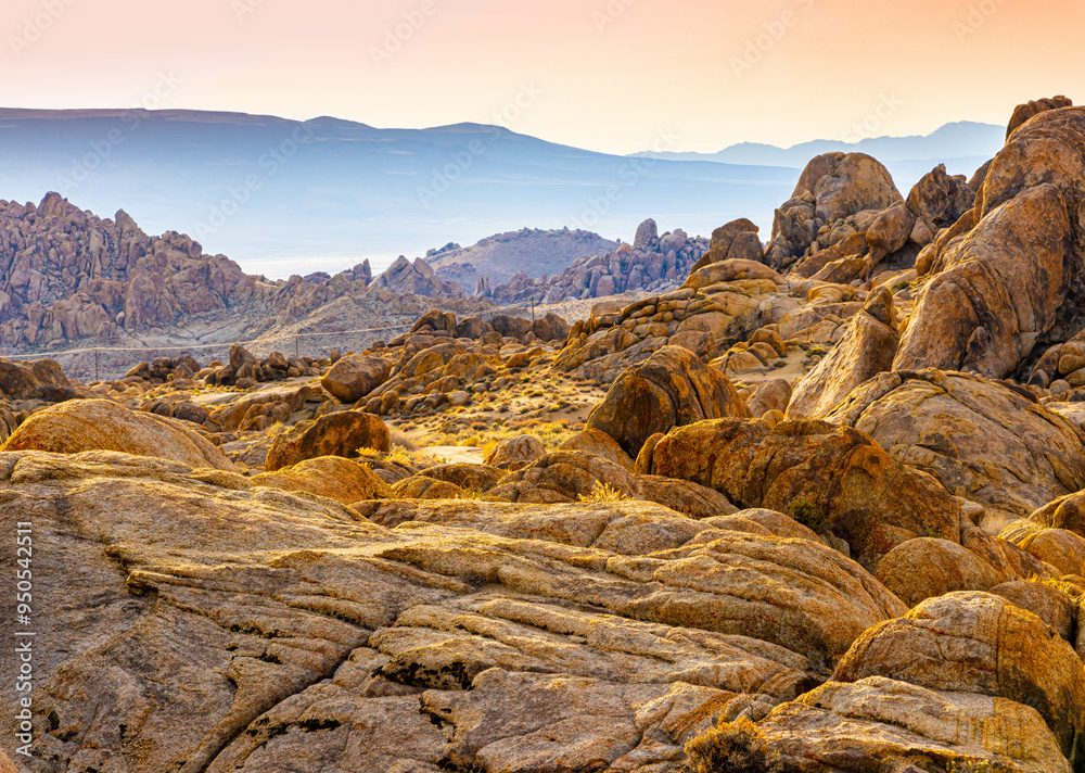 Obraz premium Sunrise Over Rock Formations Across Owens Valley, Alabama Hills National Scenic Area, California, USA