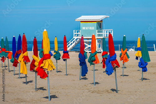 La plage de Deauville, parasols multicolores et poste de sauvetage