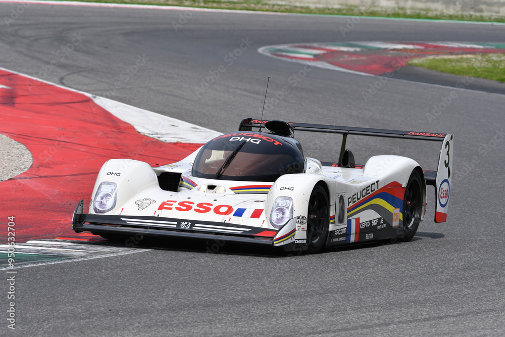 Foto de Scarperia, 5 April 2024: Peugeot 905 Evo 1 Bis group C year ...