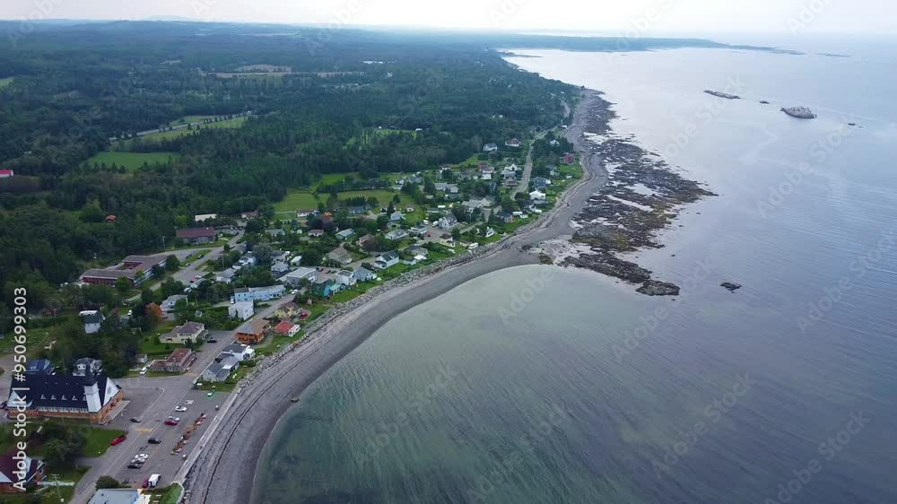 Survol de drone le long du littoral du Fleuve St-Laurent, village de Métis-sur-Mer ( Les Boules ), Gaspésie, Québec , Canada. Plages & formations rocheuses en bord de mer dans un décor panoramique. Survol de drone le long du littoral du Fleuve St-Laurent, village de Métis-sur-Mer ( Les Boules ), Gaspésie, Québec , Canada. Plages & formations rocheuses en bord de mer dans un décor panoramique.