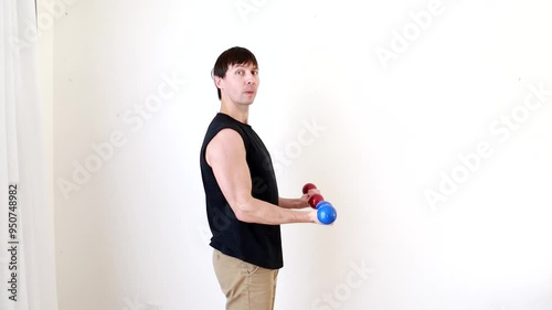 homem treinando musculação com halteres de academia em casa  photo