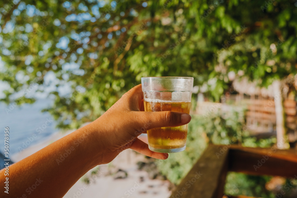 Cerveja gelada em copo americano (copo lagoinha) na praia | Ilha de Cotijuba, Pará, Amazônia, Brasil Cerveja gelada em copo americano (copo lagoinha) na praia | Ilha de Cotijuba, Pará, Amazônia, Brasil