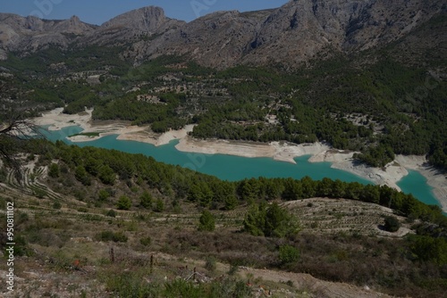 Vista elevada del lago de Guadalest, Alicante, España