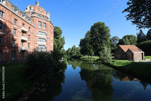 La rivière Oise dans la ville, ville de Guise, département de l'Aisne, France