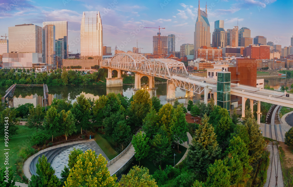 Fototapeta premium John Seigenthaler Pedestrian Bridge crossing the Cumberland River and downtown Nashville, Tennessee, United States of America.