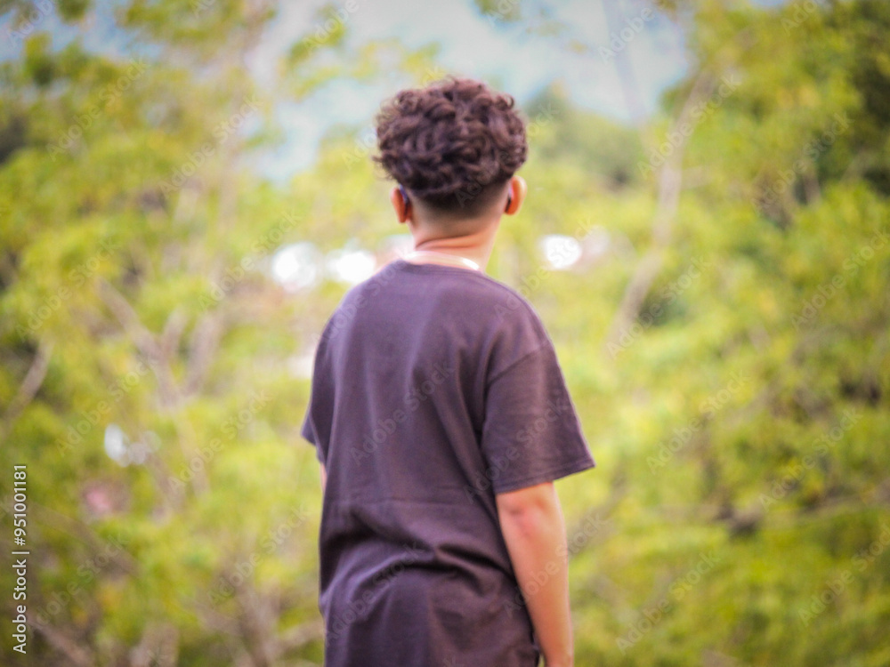 Niño mirando el bosque Niño mirando el bosque