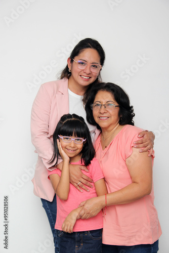 Foto Three generations of brunette Latina women, grandmother, mom and daughter with g