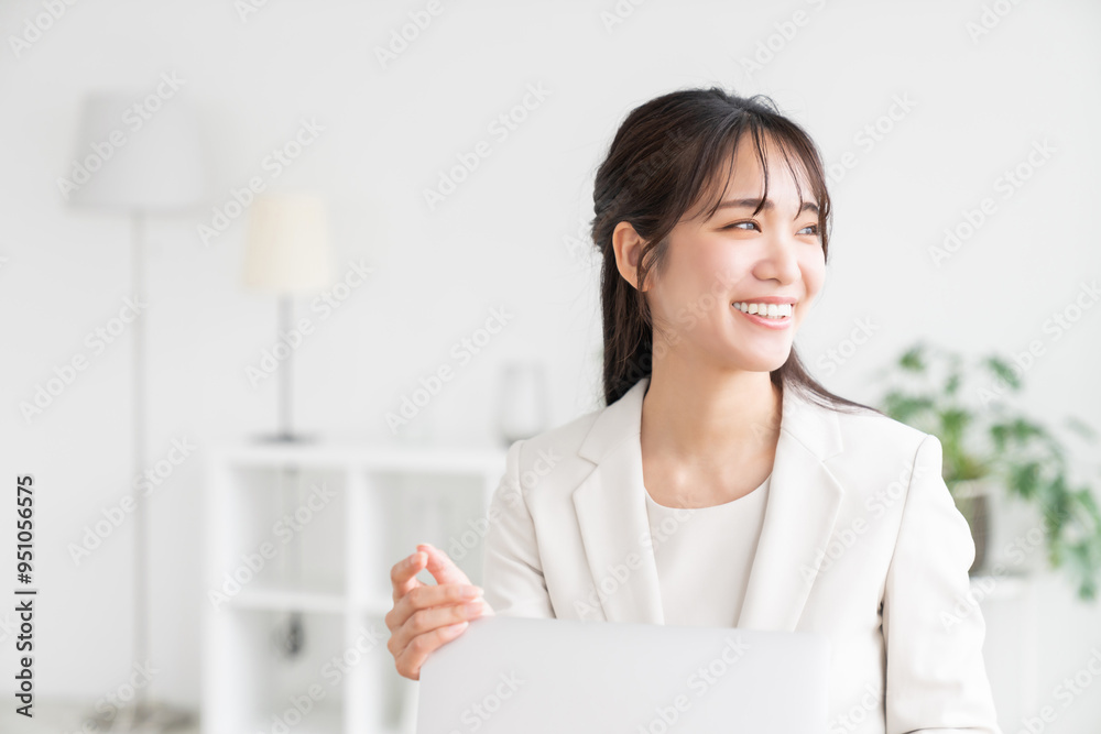笑顔の女性 ビジネス パソコン 笑顔の女性 ビジネス パソコン