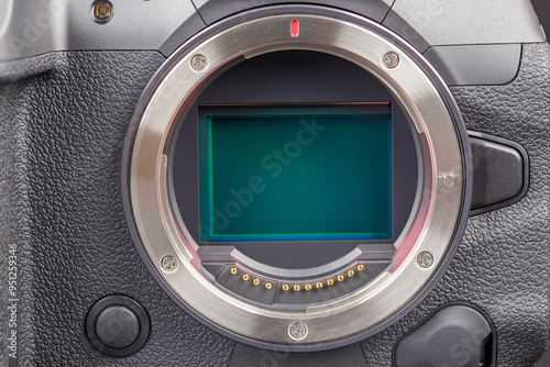 Fotografija black professional 35mm full-frame mirrorless camera body with exposed sensor fu