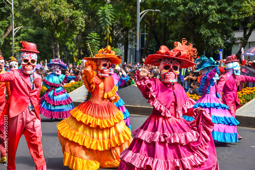 Obraz na płótnie Day of the dead parade in Mexico city, Catrinas with colorful costumes in an exc