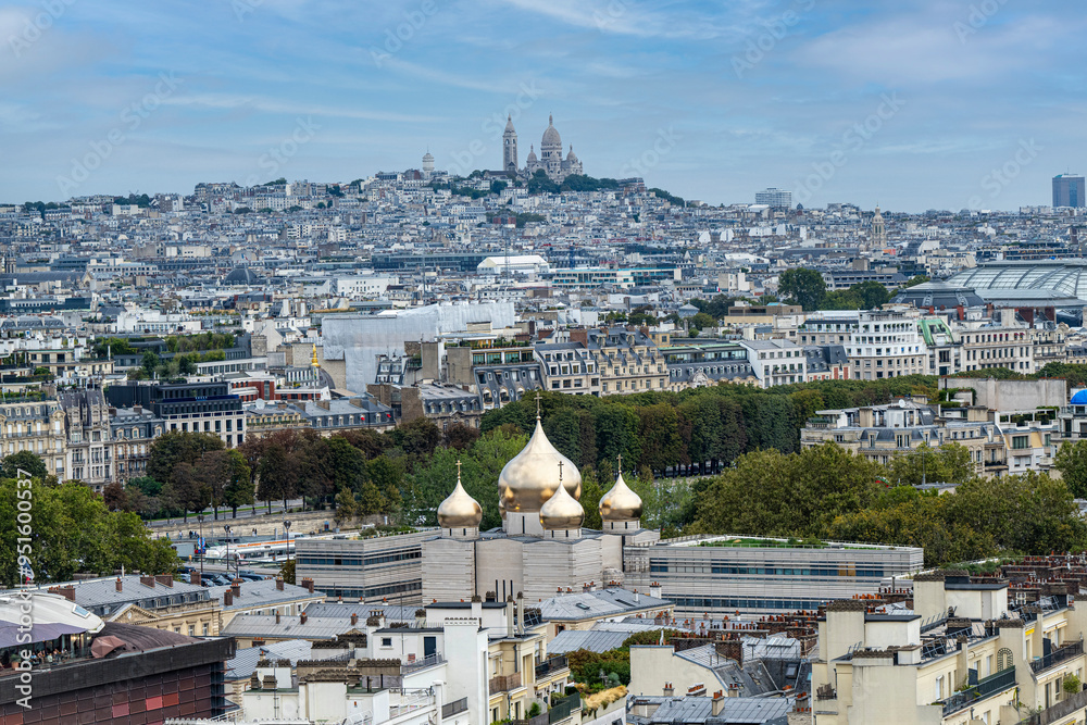 Obraz premium La basilique russe et la basilique du sacré coeur à paris