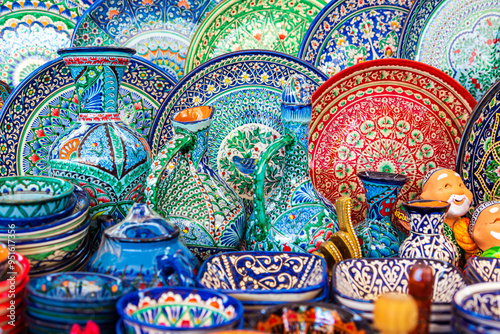 Foto Multicolored ceramic dishes with oriental ornaments at the Siab Bazaar