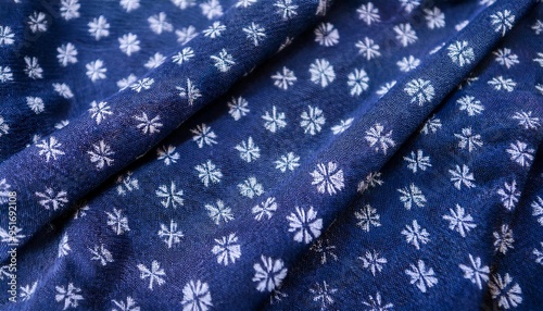 雪 結晶 青 白 模様 布地 テクスチャー 折り目 しわ 光沢 滑らかさ デザイン ファッション 素材 冬 冷たい 美しい 装飾 柔らかい 深さ