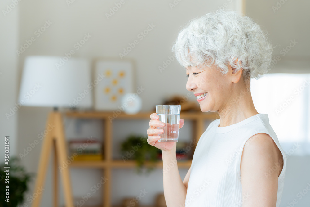コップを持つシニア女性 コップを持つシニア女性