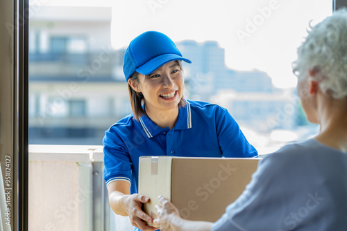 фотографія 荷物を届ける若い女性