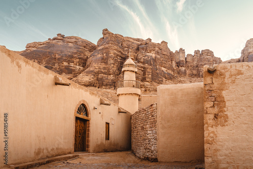 Minarett vor den Felsformationen in der Altstadt im Wüstenland AlUla Medina Saudi-Arabien 