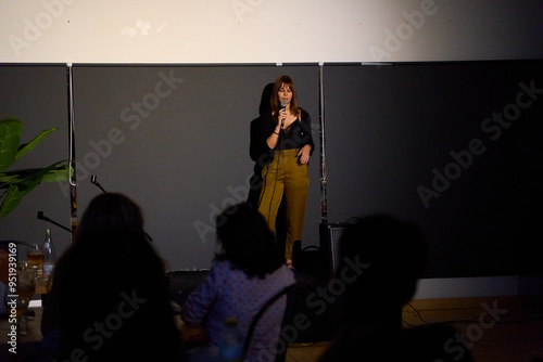 Canvas-taulu Female performer delivering a monologue on stage in an alternative theater with