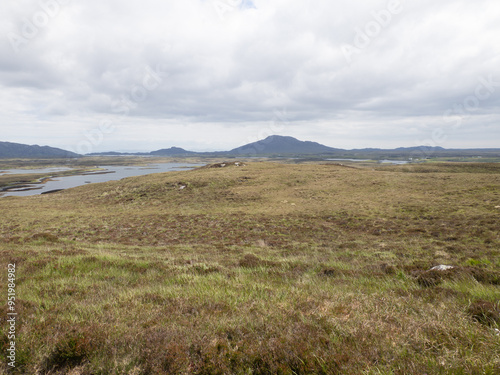 Vistas desde la zona del círculo de piedras de Pobull Fhinn, North Uist, Islas Hébridas, Escocia, Reino Unido photo