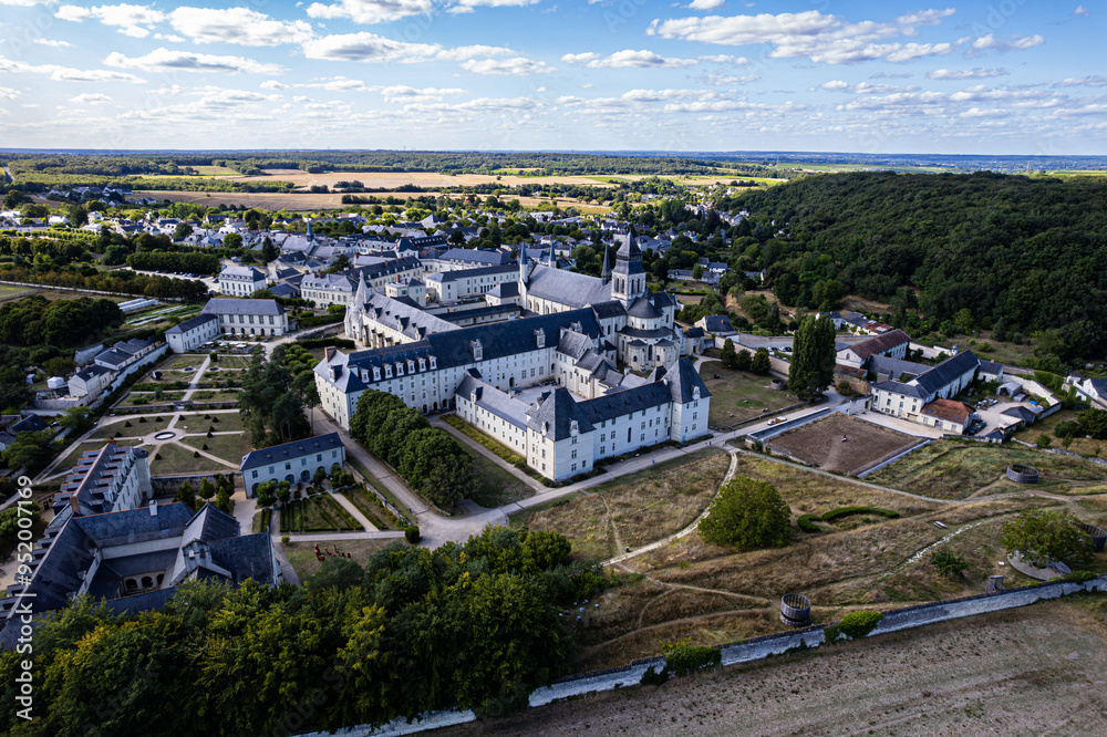 Le village de Fontevraud-l'Abbaye, Maine et Loire, France Le village de Fontevraud-l'Abbaye, Maine et Loire, France