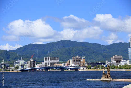 青空が広がる島根県松江市の夏の街並みと宍道湖