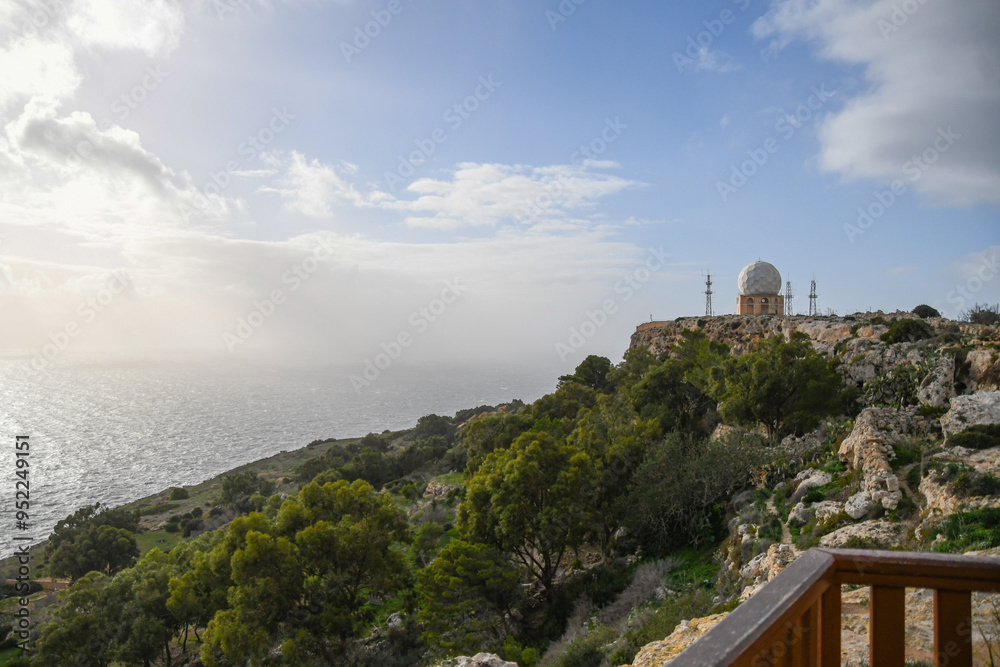Fototapeta premium Radarstation an den Dingli Kliffs, Insel Malta