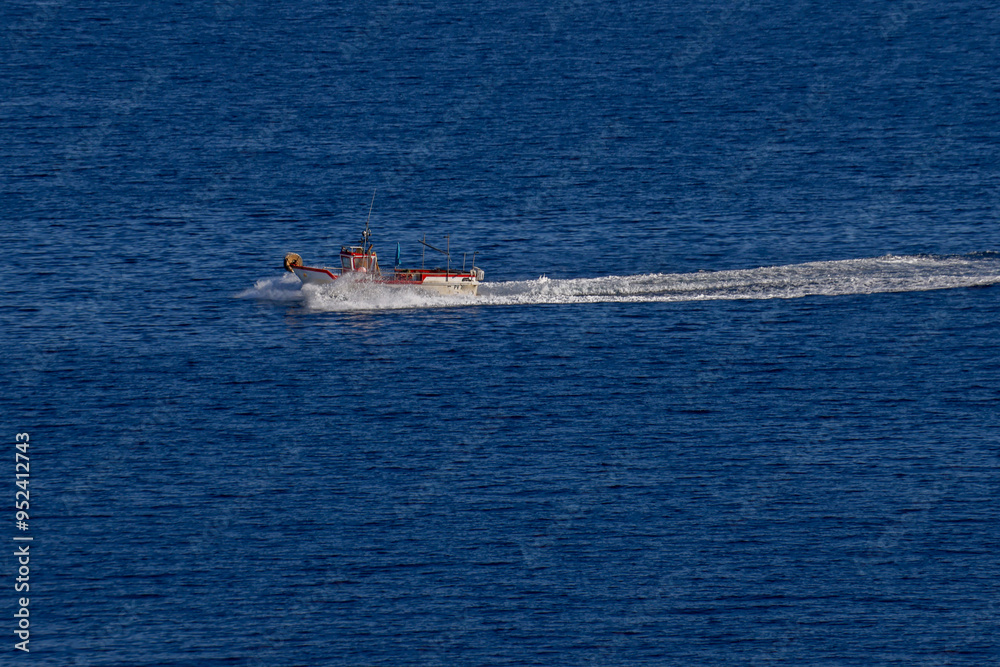 Bateau de pêche au moteur sur la mer Méditerranée