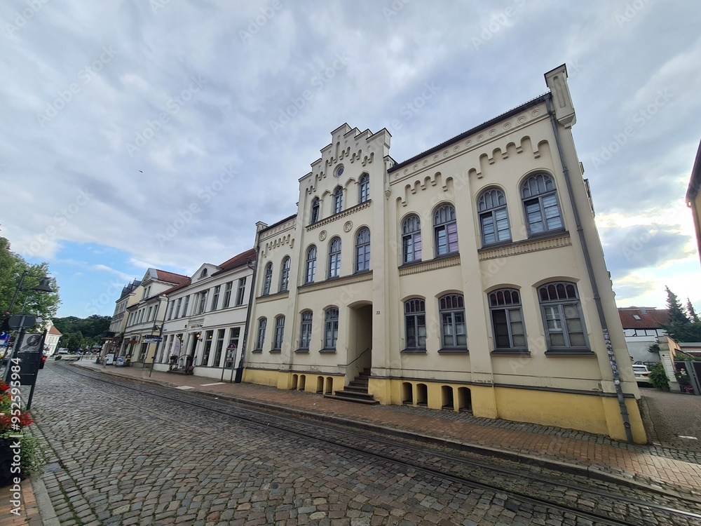 Fototapeta premium eine schöne Nebenstrasse mit toller Architektur in Bad Doberan, Mecklenburg - Vorpommern