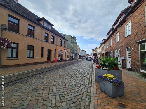 eine wunderschöne Strasse mit Blumen und atmosphärischem Himmel im Stadtzentrum von Bad Doberan, Mecklenburg - Vorpommern photo