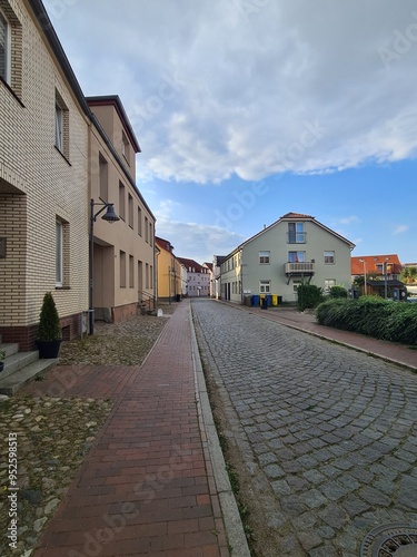 Spaziergang durch eine schöne Seitenstrasse mit strahlend blauem Himmel in Bad Doberan, Mecklenburg - Vorpommern photo