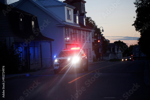 Une voiture de police du Québec en intervention pendant la nuit photo