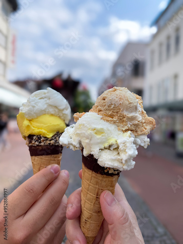 Walnuss, Vanille, Schokolade, Pistatzie Eiscreme in einer Waffel in der Hand gehalten photo