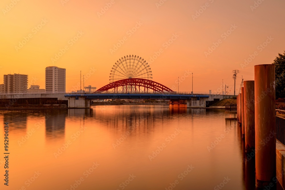 Naklejka premium 名古屋市、朝焼けの中川橋と名古屋港水族館の観覧車