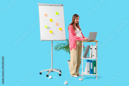 Young pregnant businesswoma...