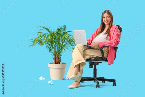 Young pregnant businesswoma...