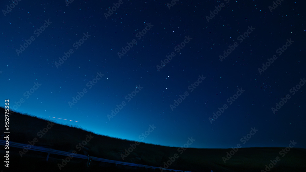 Fototapeta premium 北斗七星が輝く夜空