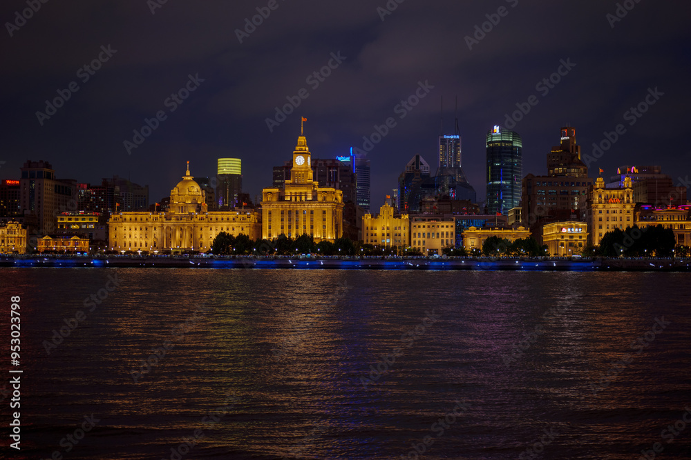 Obraz premium Exotic building clusters in the Bund of Shanghai at night