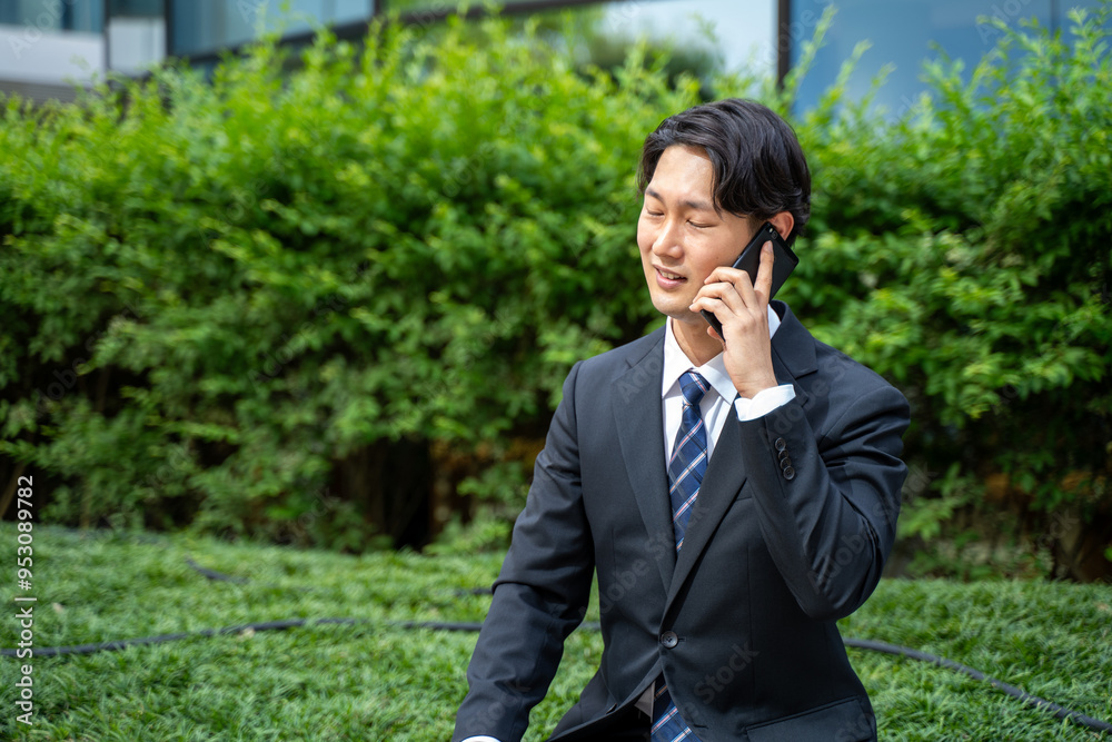 スマホの連絡で落ち込むビジネスマン スマホの連絡で落ち込むビジネスマン