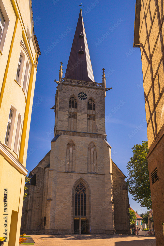Fototapeta premium Ein Blick durch eine Gasse auf eine Kirche bei schönem Wetter.