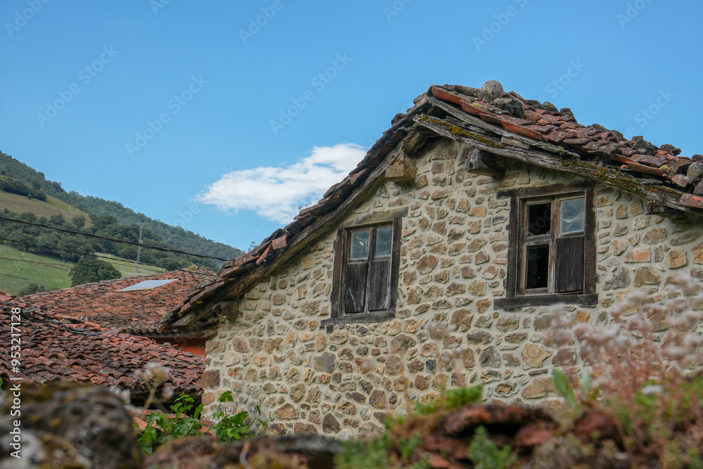 Φωτογραφία The Picos de Europa Peaks of Europe are a mountain range extending for about 20 km (12 mi), forming part of the Cantabrian Mountains in northern Spain